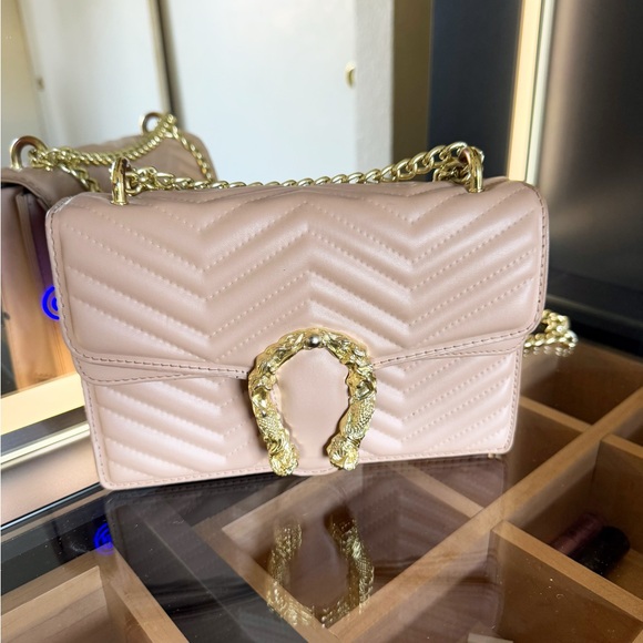 Chic Horseshoe Handbag - Picture 1 of 5